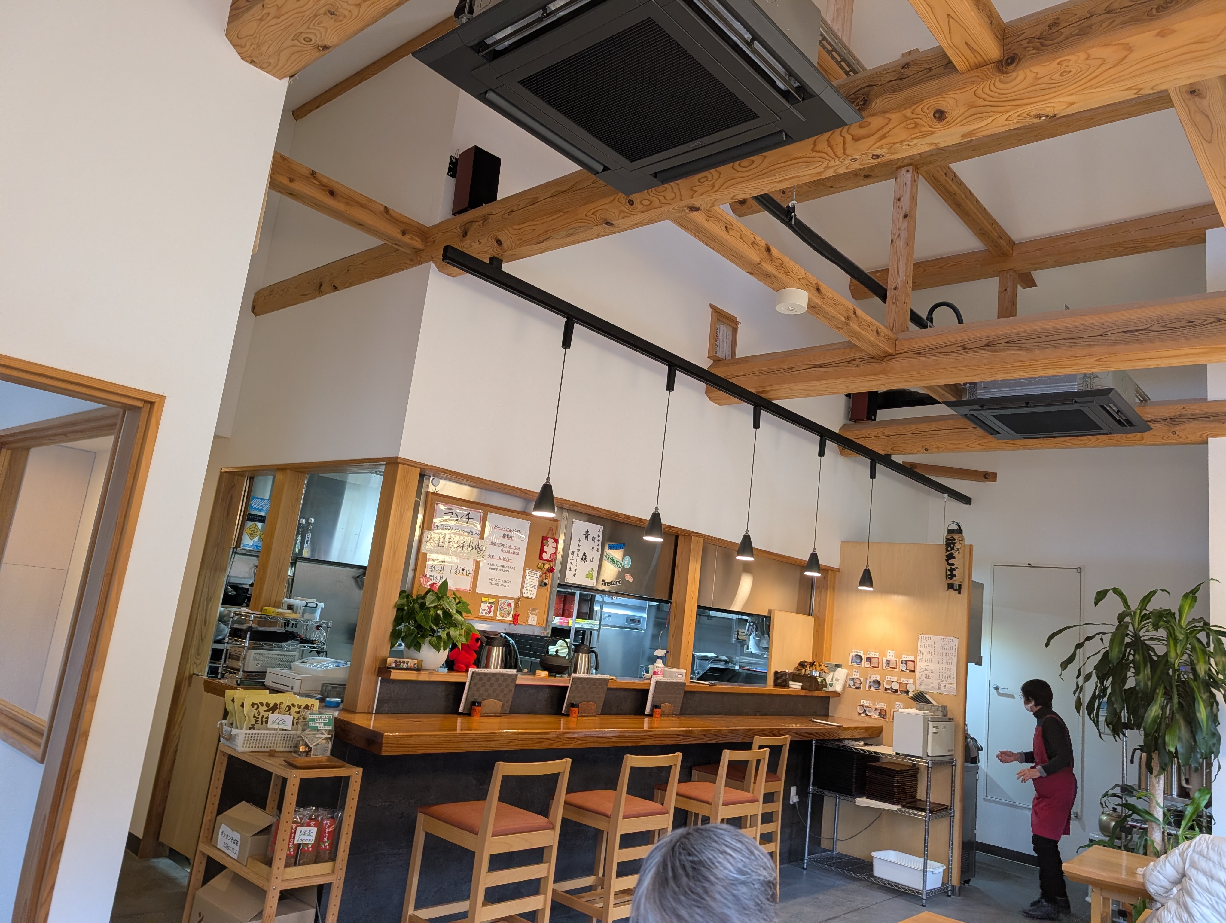 くらや 明るく広い店内