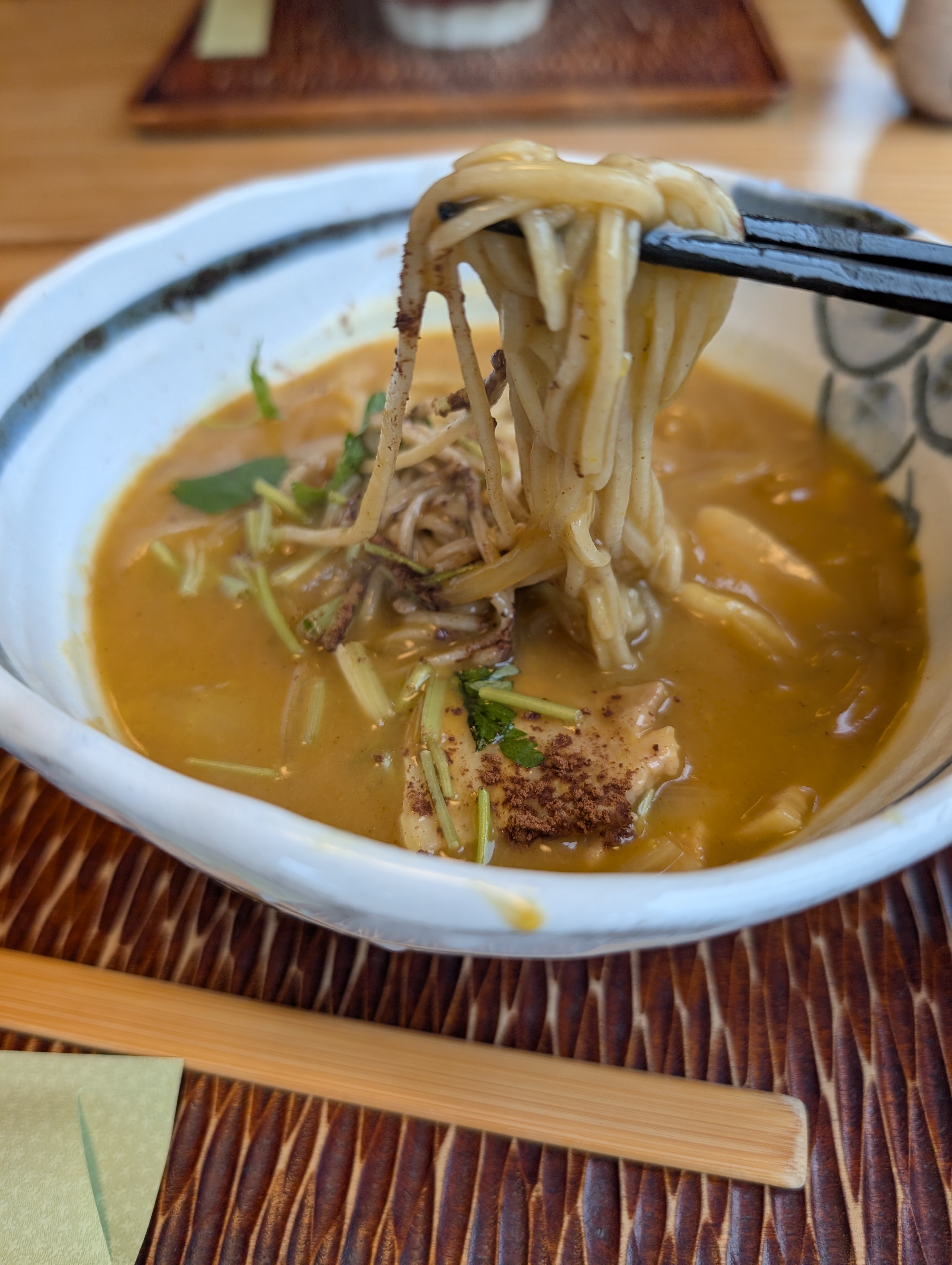くらやのカレー南蛮 蕎麦を持ち上げる