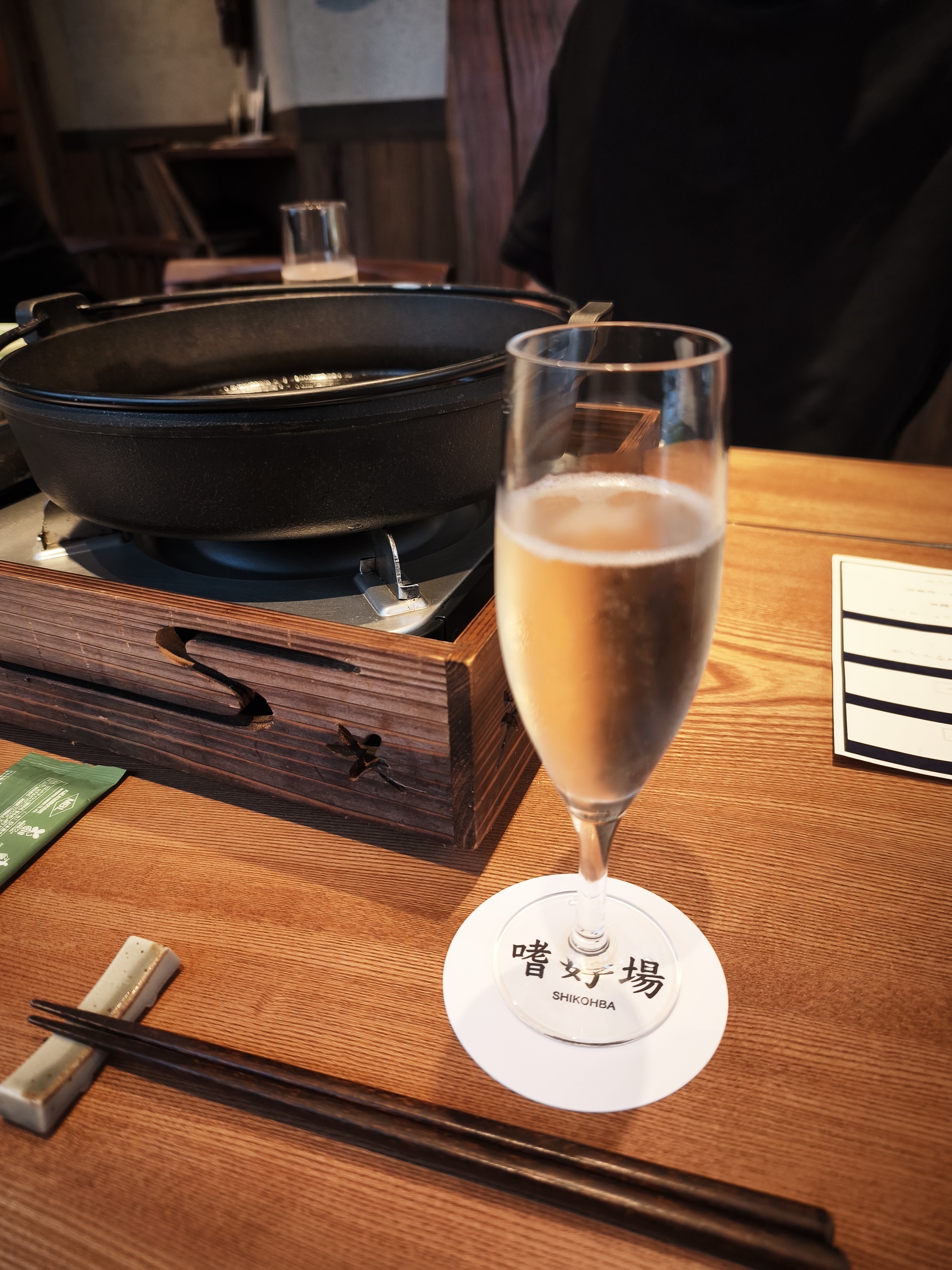 嗜好場のスパークリングで乾杯 すき焼き鍋がセット済み
