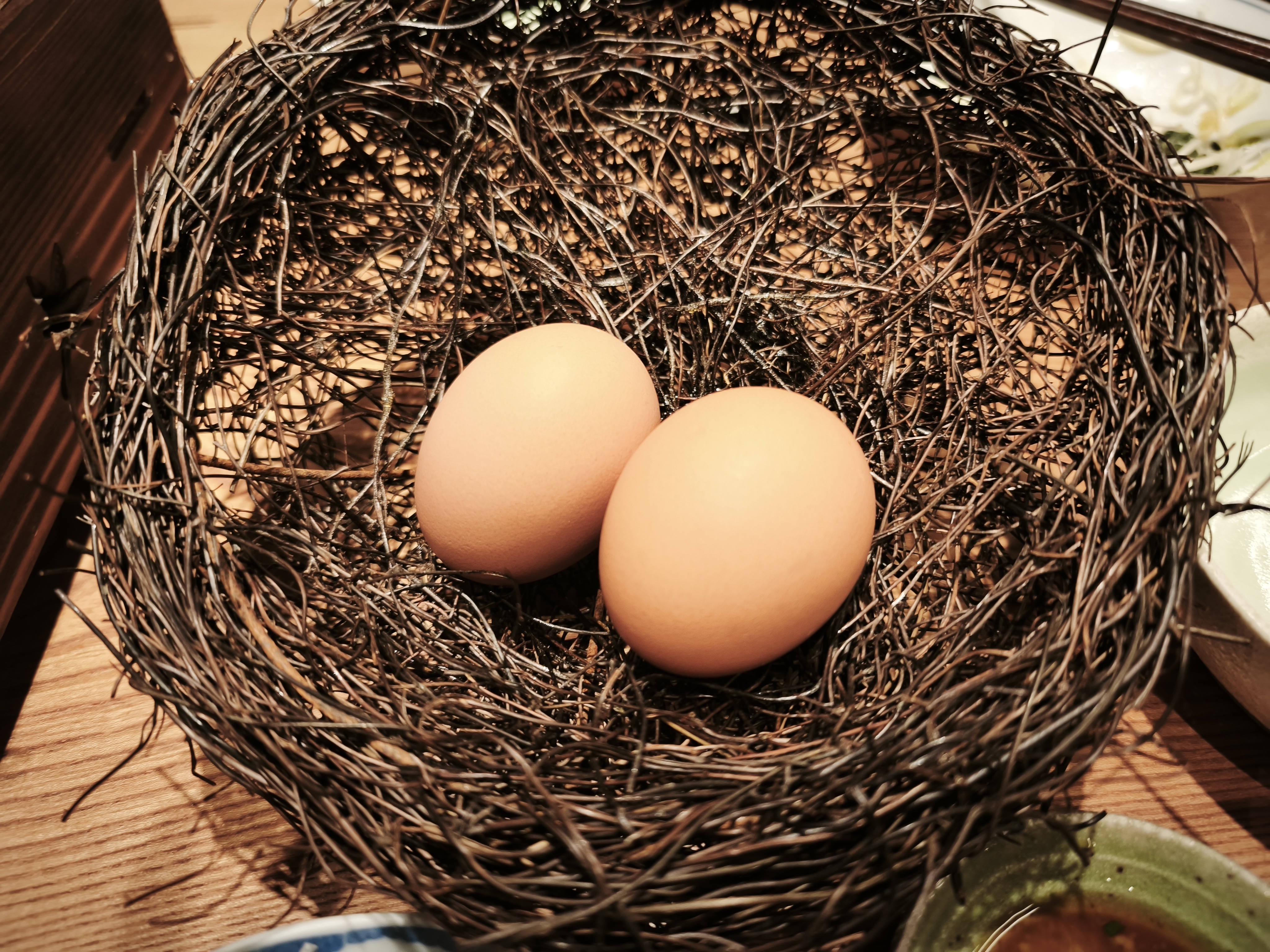 嗜好場のすき焼き 卵2個が鳥の巣の器で登場