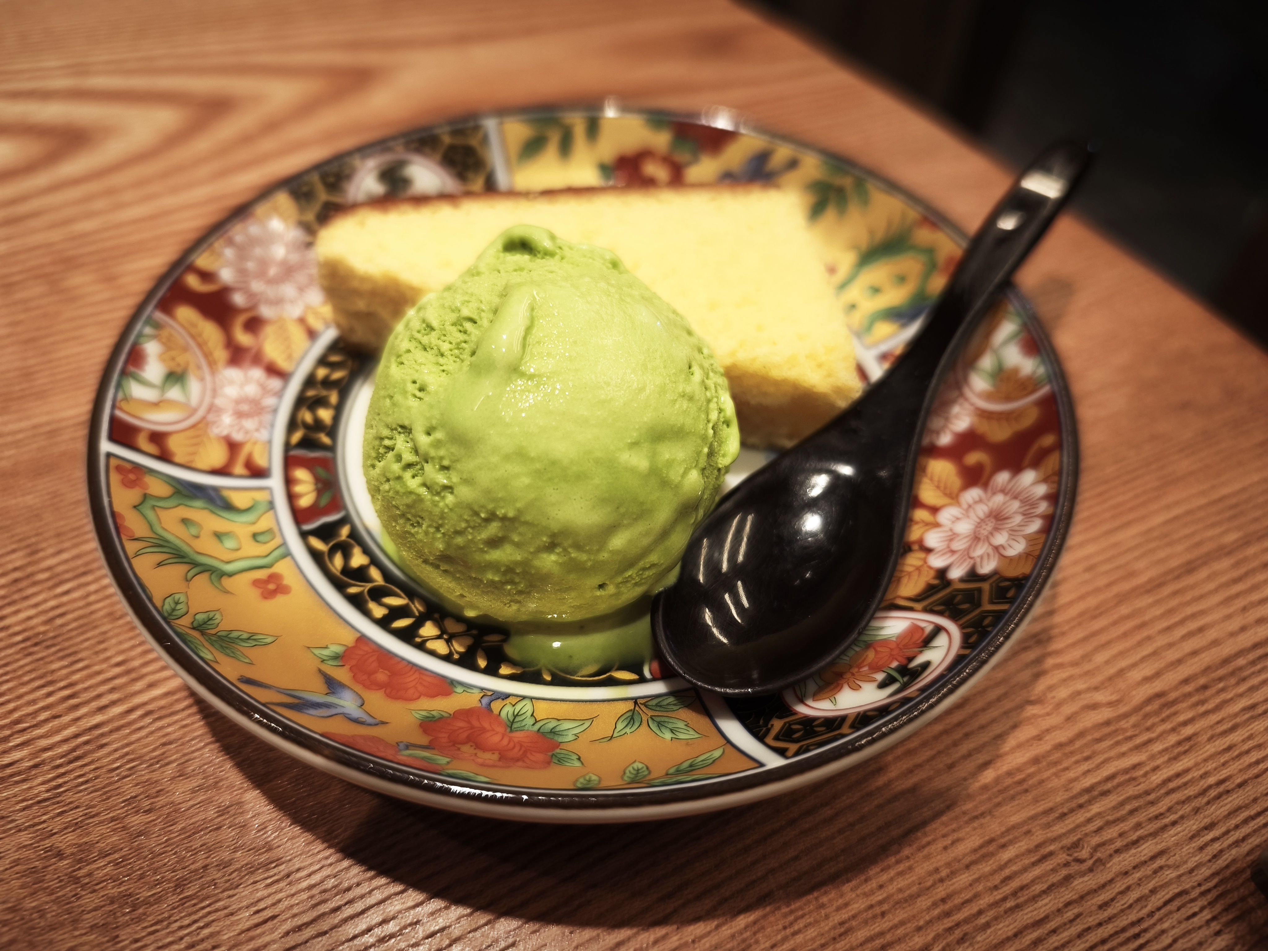 嗜好場のデザート カステラとわらび餅 抹茶ぜんざい仕立て