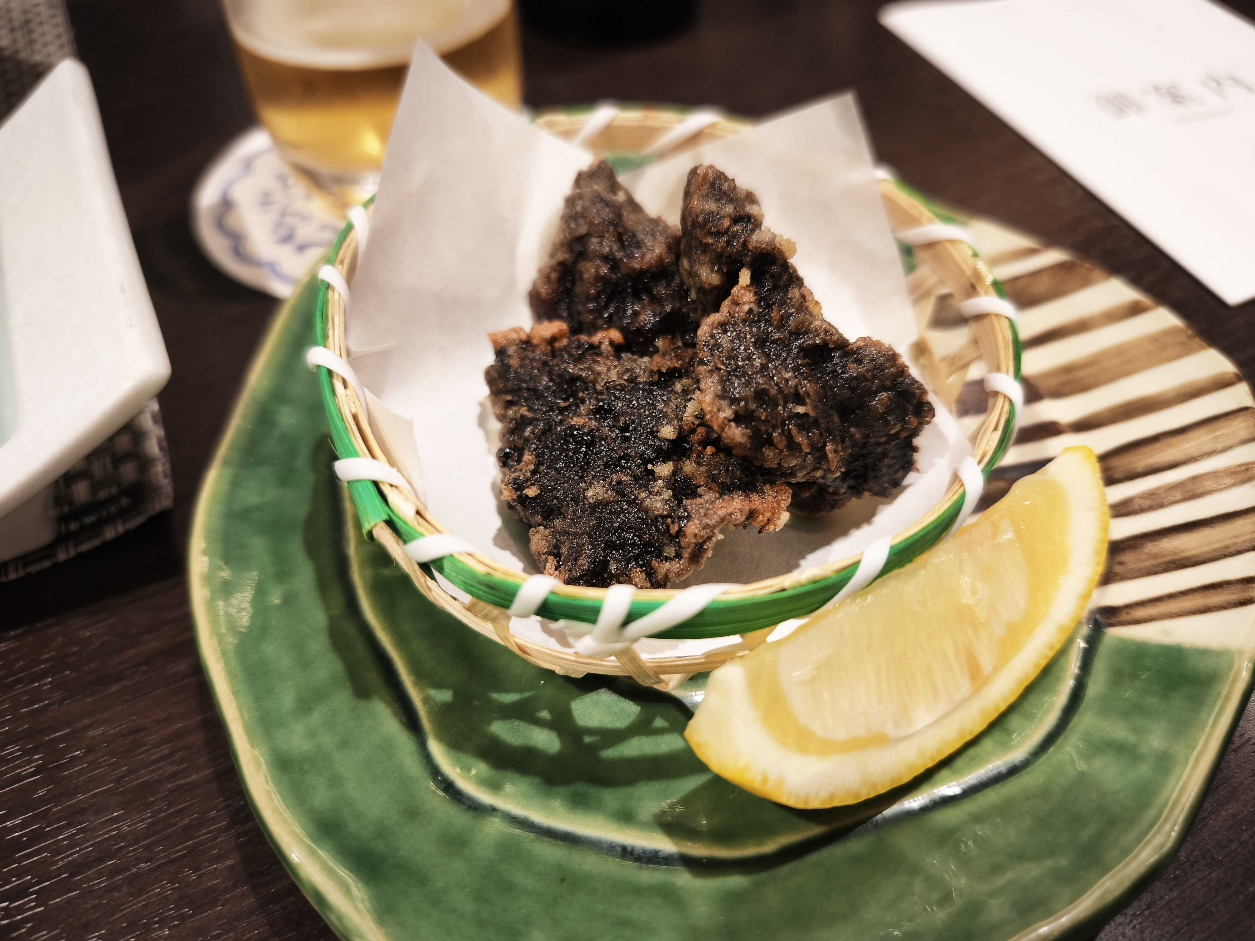 島周の宿さか井の鯨の竜田揚げ、レモン添え