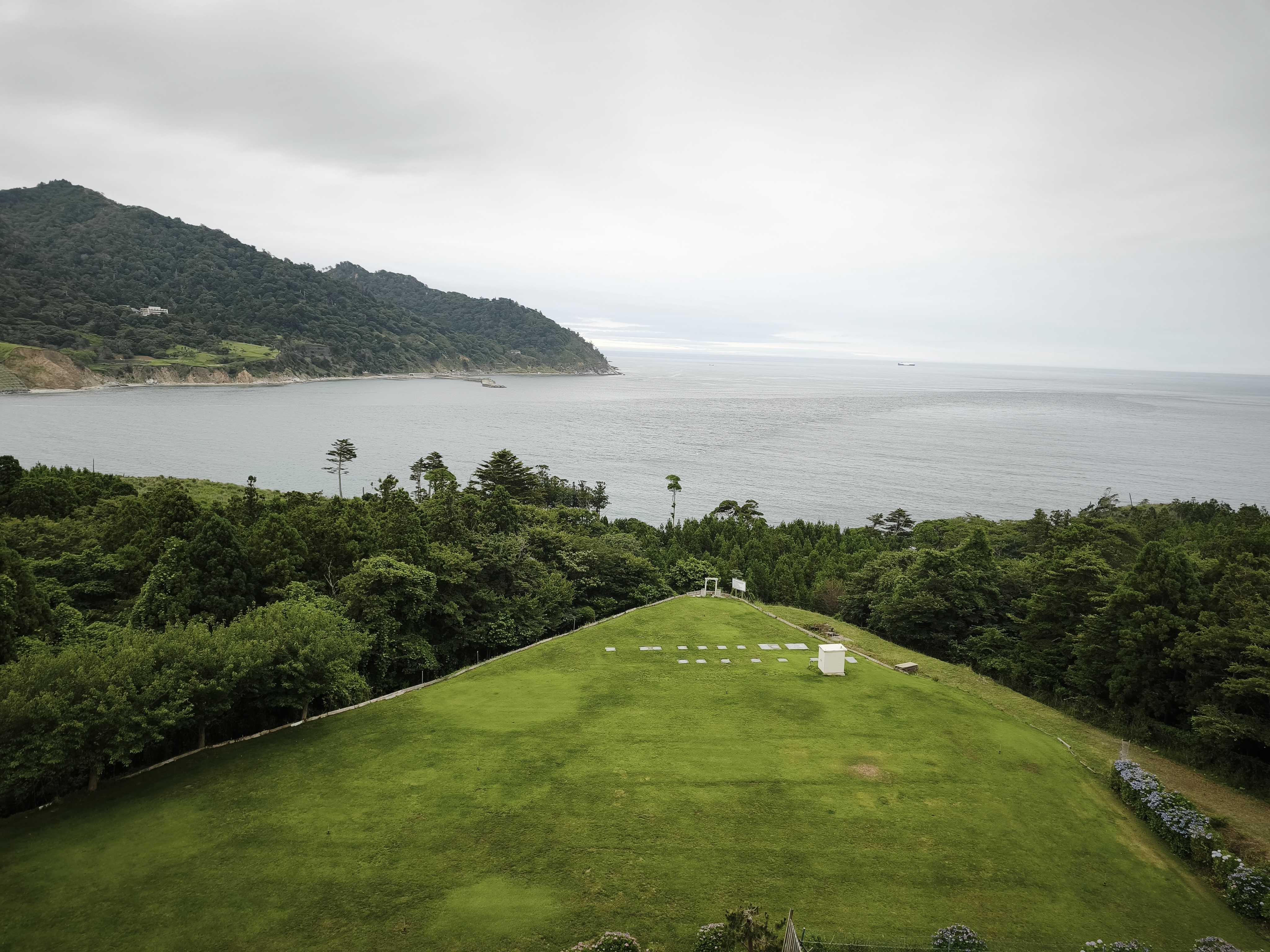 島周の宿さか井の客室から見た金華山と海