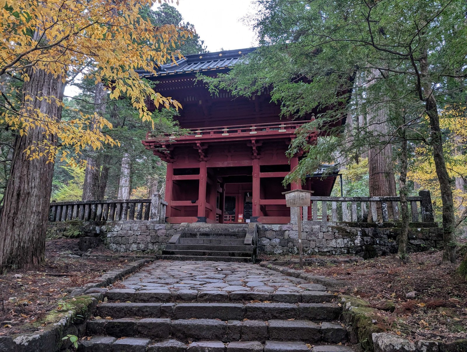 滝尾神社の楼門。石畳の参道と苔むした石段