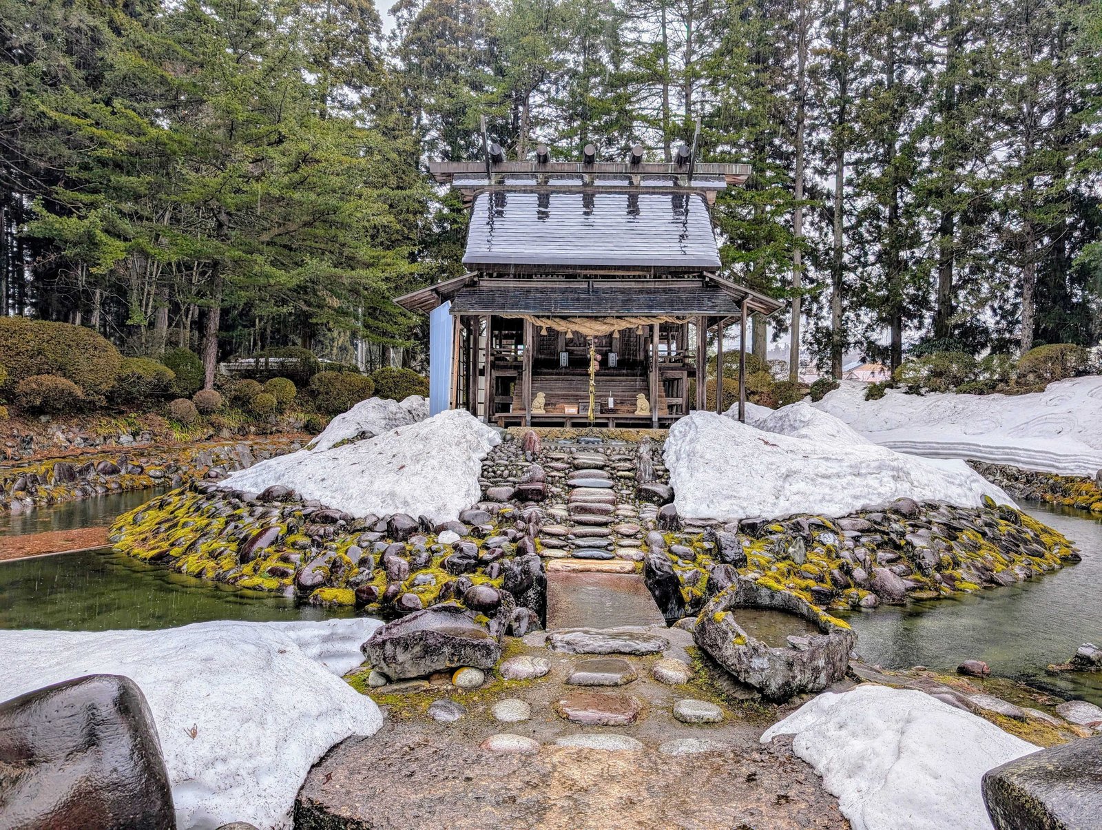天日宮。池に囲まれ、まわりは丸石を積み上げてある