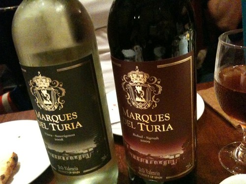 今日はワインのみ放題なので、テーブルにボトルが。