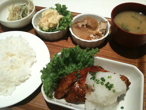 ブリの照り焼きランチなう。