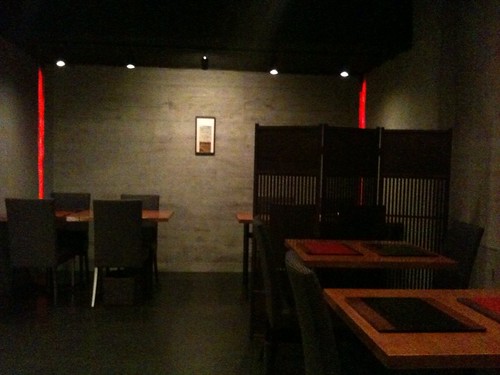 店内は広々として贅沢に空間を使っていました。