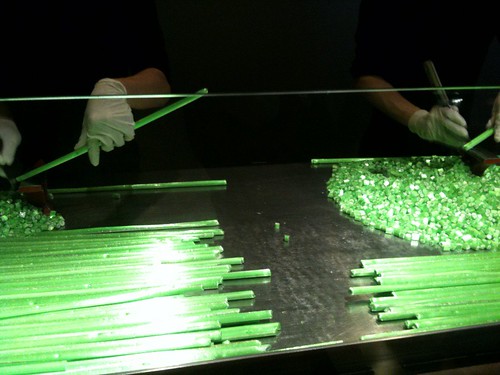 切っている様子をみていたら、お兄さんがあめを一つくれました。