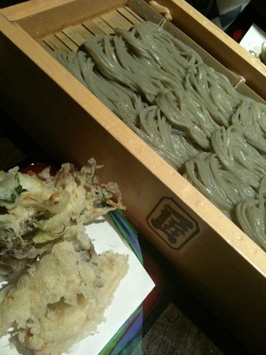 へぎそば&天ぷらなう。きのこはむげんだけというものらしい。