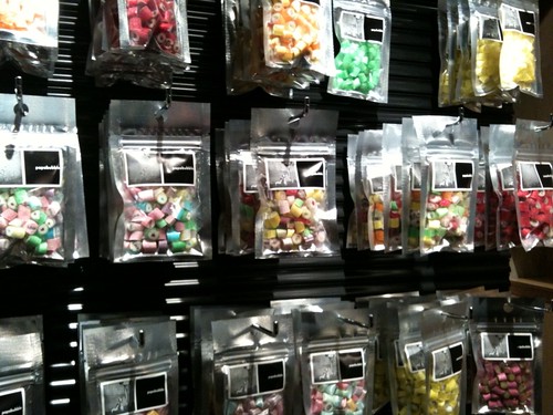 バッグ450円がずらり。目移りしちゃいます。