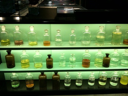 試験管に入った液体。キャンディの材料なんでしょうか？