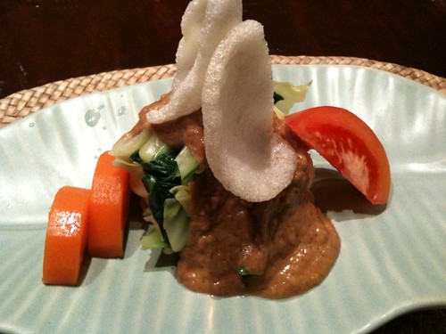 前菜のサラダ。温野菜にピーナッツソースがかかってます。