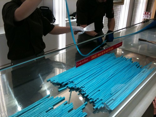 店内で外人さんがつくってました