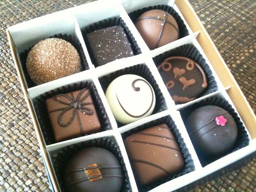 いただき物のチョコでカフェタイム。アメリカのMoonstruck chocolateというメーカーのものらしい。1粒がかなり大粒w。味は思ったより上品で甘さ控え目ですね。