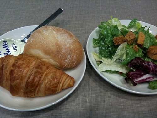 食べ放題のパンとサラダ