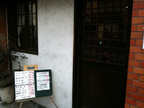 入口は看板がなく、素っ気ない。