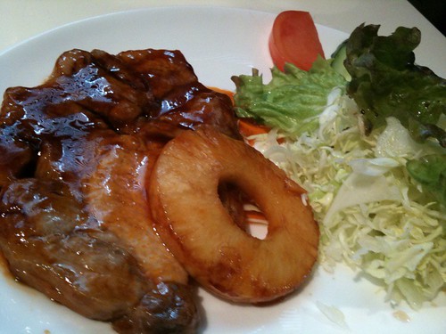 お隣はポークソテー。