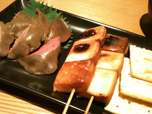 レバーとチーズのスモーク。リンゴのチップでスモークでレバーがチョコレートみたいな味になってる。