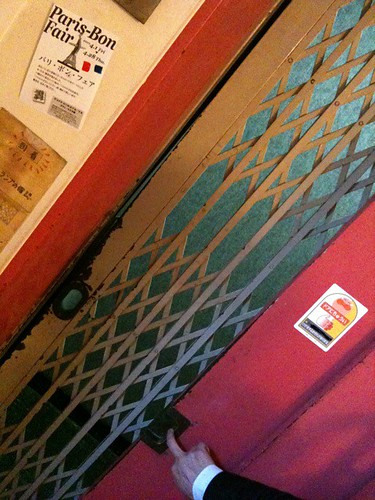 すごい、、イマドキ手動のエレベーターがある！レトロだあ。