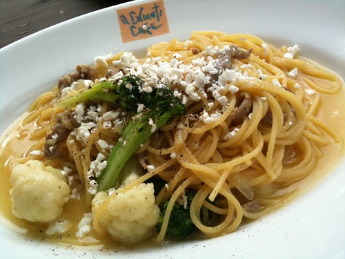 テラスでパスタ。リコッタチーズがのってるペペロンチーノです。