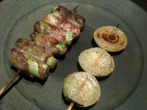 アスパラ巻きと小タマネギ