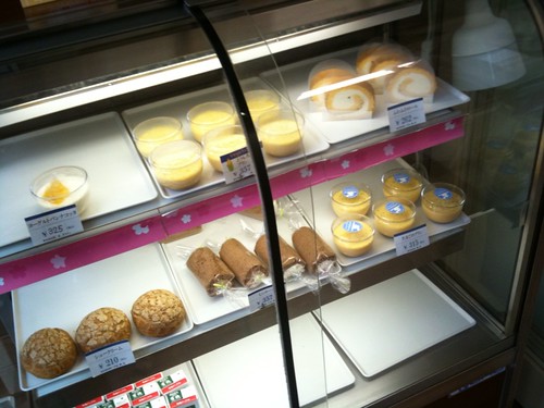 ロールケーキやプリンなど手軽なものがメインですね。