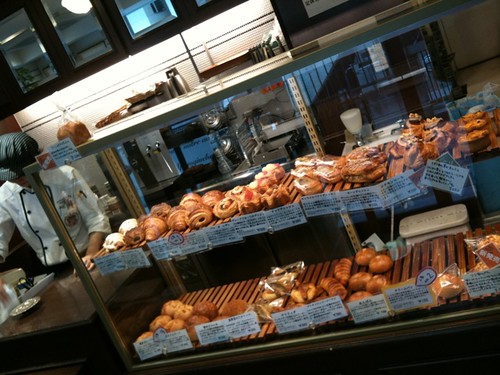 今日のランチは上原の丸正近くのこじゃれたパン屋さんで購入。