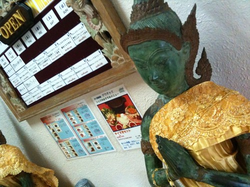 入り口はタイの仏像さまがお出迎え