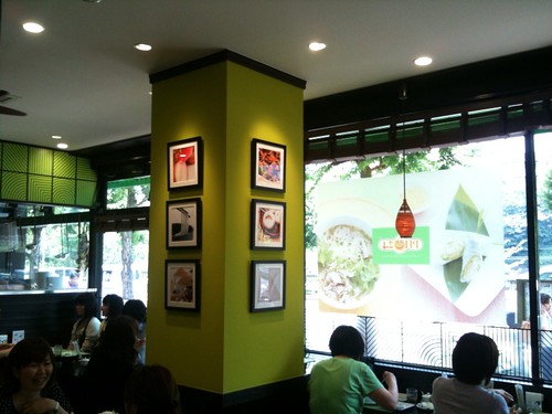 店内はちょっと狭いかな。でも緑を基調としておしゃれな感じ。@PHO24