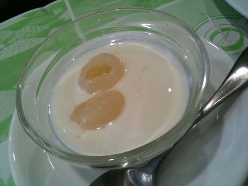 デザートはヨーグルトとココナッツミルクのチェー@PHO24