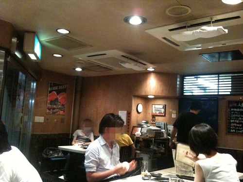 店内はせまいかもね。＠神戸屋