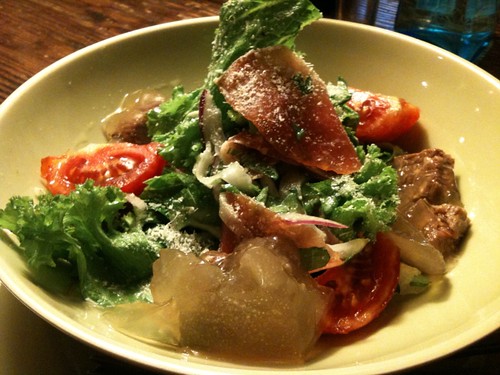 煮こごりと生ハムのサラダ。こっちの方がピンぼけしてない。＠エスカレラ