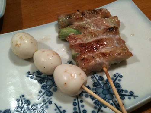 串焼きのアスパラ巻き200円とうずら120円。＠エビス参