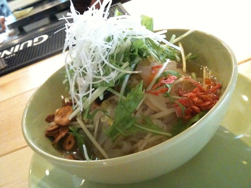タイ風温麺フォーガー　850円