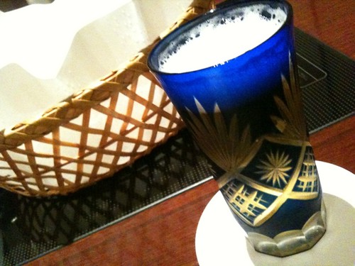 今日はしゃぶしゃぶ。まずはビール。個室で接待部屋みたい。