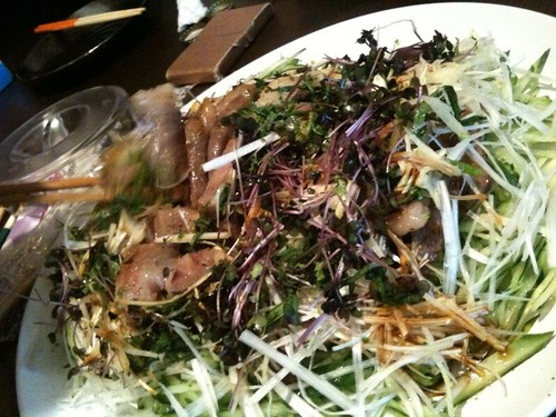 サラダの中からお肉が！