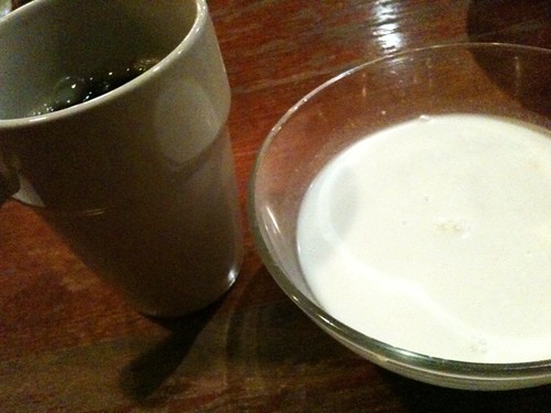 食後はタピオカミルクとコーヒー。かなりおなかいっぱい!@モンスーンカフェ