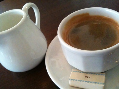 食後はコーヒー。ミルクは温めて出してくれました。