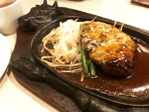 ハンバーグ定食700円 トッピングのチーズはおまけ。＠ステーキのくいしんぼう 京橋