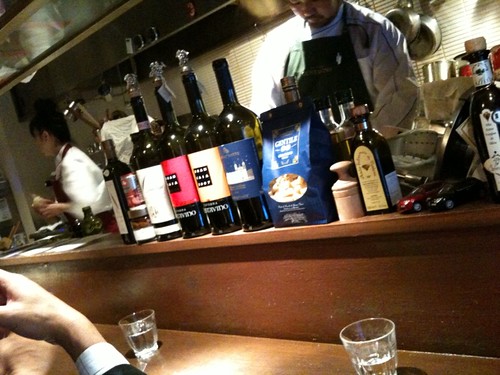 満席のカウンター席＠Taverna GUSTAVINO 京橋