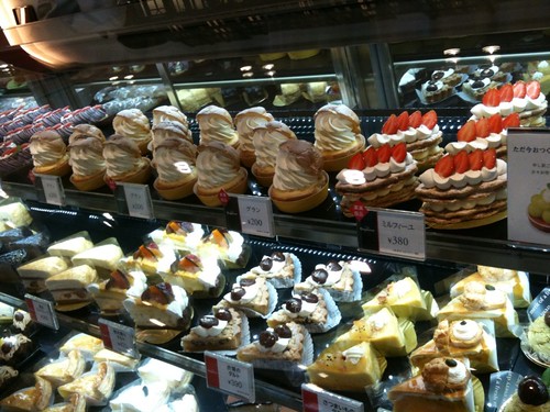 ケースの上段は他の店舗にはない実演販売のケーキたち＠銀座コージーコーナー 銀座一丁目本店