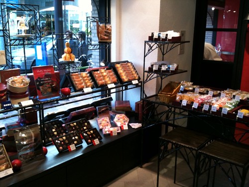 焼き菓子も１つから販売されています。＠銀座コージーコーナー 銀座一丁目本店