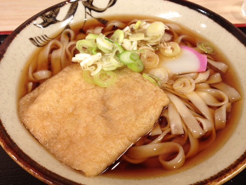 きつねうどん330円。うどんはきしめん@そばよし 京橋店