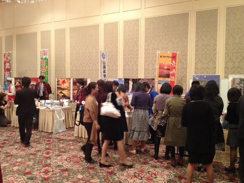 ブースを回る人々。女性ばっかりです。＠京都・丹後PRフェアin東京