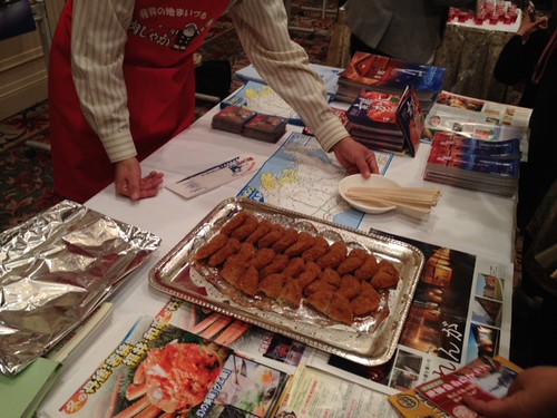 会場を変えて、ブースでのPR合戦。肉じゃがコロッケの試食＠京都・丹後PRフェアin東京