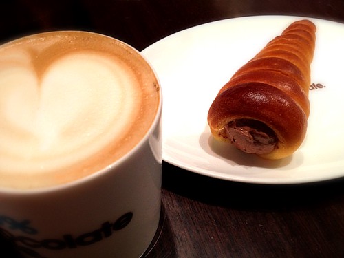 カフェラテとチョココロネ。@100% Chocolate Cafe.