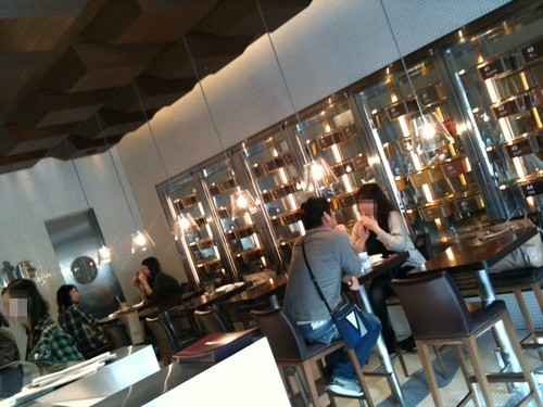 店内は狭いですが、かなりおしゃれ。@100% Chocolate Cafe.