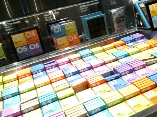 50種類のチョコレートが販売されています。@100% Chocolate Cafe.