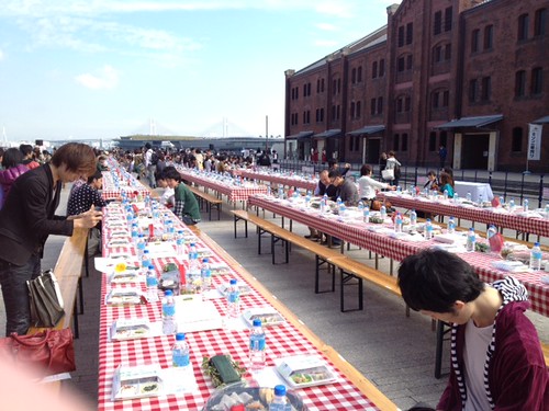ロングテーブルは100m。1000人分の席があるそうです。いっしょに食べよう。2011＠横浜